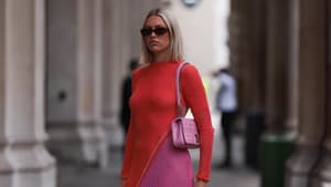 Frau in rotem Kleid