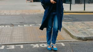 Frau in Jeans spaziert durch London