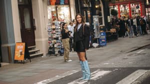 Tamara Kilic mit glitzernden Stiefeln