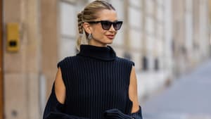 Frau trägt strickkleid