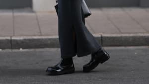 Frau mit schwarzen Boots