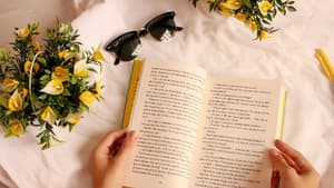 Buch und gelbe Blumen