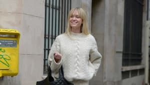 Jeanette Madsen mit cremefarbenem Strick-Outfit