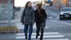 Zwei Frauen in Winterjacken 