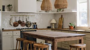 Küche in gedeckten Farben mit vielen Holzelementen