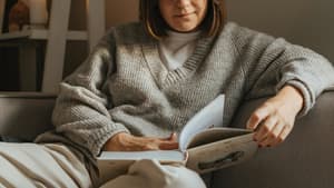 Frau, die ein Buch liest