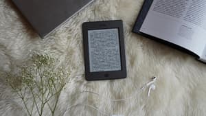 E-Book Flatlay mit Kopfhörern