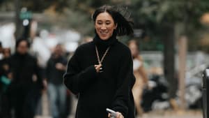 Frau mit schwarzem Rollkragenpullover