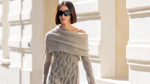 Frau trägt braunes Strickkleid