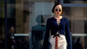 Frau in Paris trägt stylischen Look