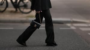 Frau mit schwarzer Wide Leg Hose