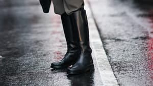 Frau trägt schwarze Stiefel