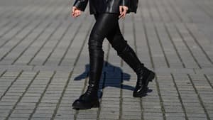 Frau trägt schwarze Schnürboots