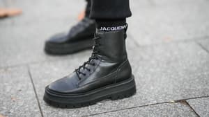 Frau trägt schwarze Schnürboots