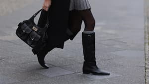 Celine Bethmann trägt schwarze Stiefel