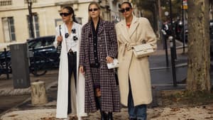 drei stylische Frauen Paris Fashion Week