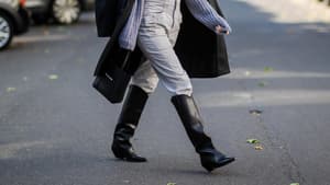Frau mit Cowboy-Stiefeln
