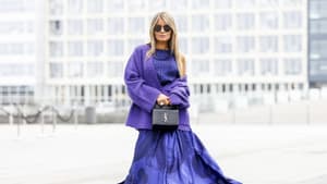 Frau mit violetter Strickjacke