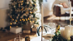Die Wohnung zu Weihnachten luxuriös schmücken