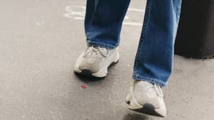 weiß-beige Sneaker trägt Frau auf Paris Fashion Week