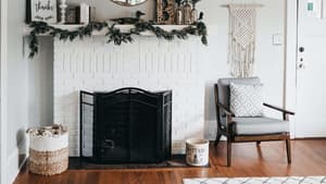 Wohnzimmer mit Weihnachtsdeko