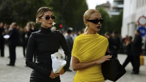 Zwei stylische Frauen in Kleidern