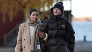 Zwei Frauen in stylischen Winterjacken