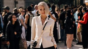 Frau in einem beigefarbenen Blazer