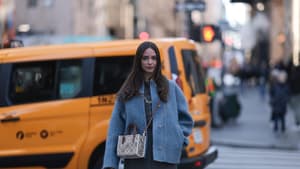 Frau in grauer Jacke aus Wolle