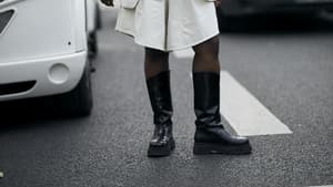Frau auf Paris Fashion Week mit klobigen schwarzen Boots