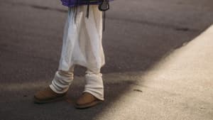 Frau trägt auf Copenhagen Fashion Week braune UGG Boots