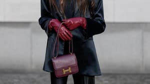 Frau mit roten Handschuhen