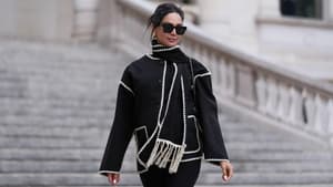 Frau mit Schal in Schwarz