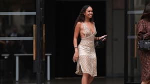 Frau mit glitzerndem Kleid