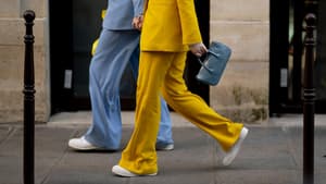 zwei Personen in Sneakers gehen auf der Straße