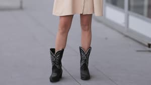 Beiges Kleid zu Cowboystiefel