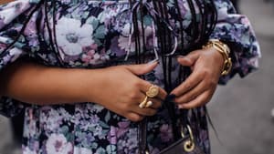 Frau mit Armbändern und Ringen