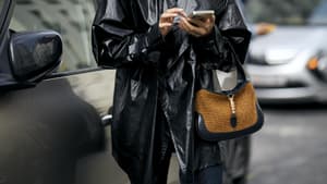 Frau trägt glänzende Jacke 