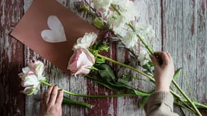 Frau sortiert Blumen 