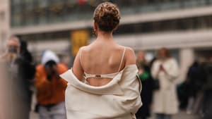 Frau von hinten in elegantem Outfit
