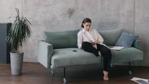 Frau auf Sofa