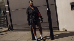 Frau trägt auf London Fashion Week Minirock mit Nadelstreifen