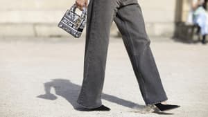 Frau trägt auf Paris Fashion Week dunkelgraue Jeans Streetstyle