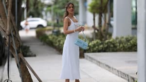 Frau in weißem Kleid