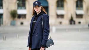 Frau trägt Hoodie unter Blazer