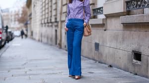 Frau trägt blaue Hose