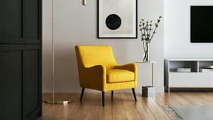 Wohnzimmer mit gelbem Sessel