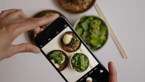 Veganes Essen wird mit einem Smartphone fotografiert