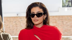 Kylie Jenner auf der Fashion Show von Jacquemus in einem roten Kleid und schwarzer Cat Eye Sonnenbrille