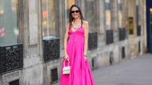 Frau in pinkem Maxikleid